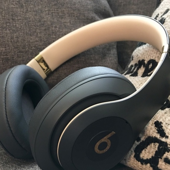 Beats Studio3 Wireless Headphones - Gray and Gold - Picture 3 of 3